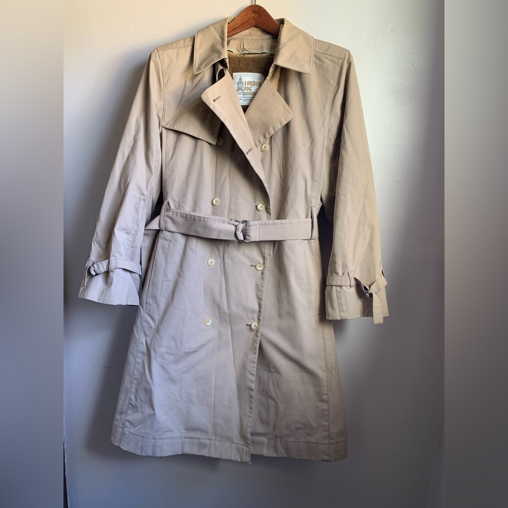 LONDON FOG Vintage Women  12PET. Belted Tan Trench Coat  Beige Double lining.